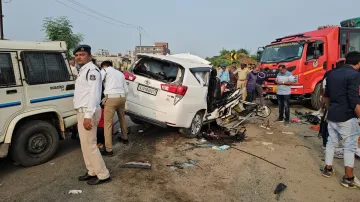 Sabarkantha: Police and people near the accident site after a collison between a car and trailer at 