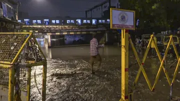 Mumbai rains LIVE updates, IMD red alert, mumbai rains, mumbai traffic advisory, Schools colleges cl