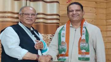 Ex-PDP chief spokesperson Suhail Bukhari joins Congress