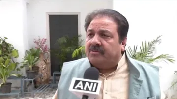 Himachal Pradesh news, Rajeev Shukla defends Himachal Pradesh government on street vendors ID card m