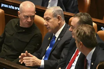 Defence Minister Yoav Gallant (L) and Israeli PM Benjamin Netanyahu (centre)