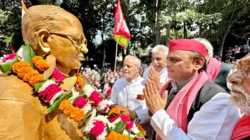 Akhilesh garlands Loknayak's statue outside his residence