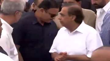  Mukesh Ambani, wife Nita Ambani pay last respects to Ratan Tata .