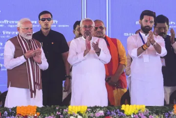 Nitish Kumar tries to touch PM Modi's feet again in Darbhanga rally | VIDEO