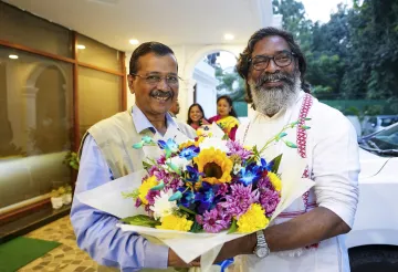 Hemant Soren with Arvind Kejriwal 