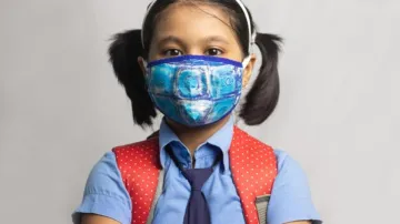 Delhi schools mandate face masks amid air pollution