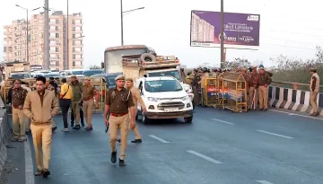 Massive traffic snarl at the Ghazipur border on the Delhi-Meerut Expressway