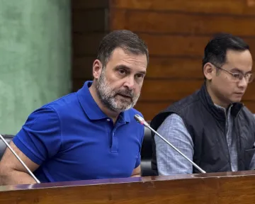 Rahul Gandhi was seen wearing blue T-shirt in Parliament