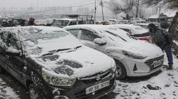 Himachal weather updates, shimla snowfall, Heavy snowfall leads to closure of over 200 roads in hima