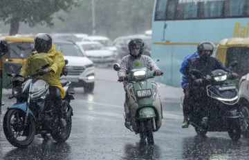 India Tv - Commuters express anguish due to heavy traffic jams. India Tv - Commuters express anguish due to heavy traffic jams.