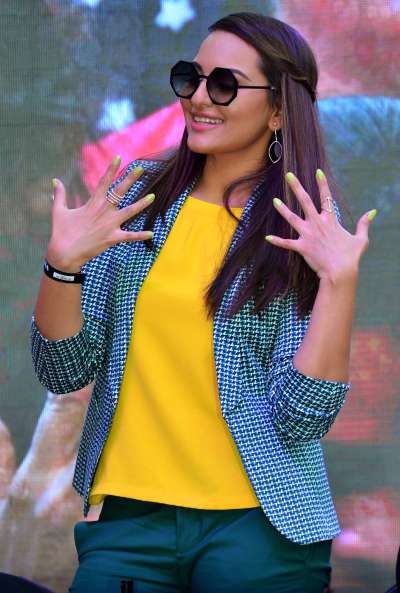 Sonakshi Flaunts 'Diamond Engagement Ring' With Mystery Man On Instagram