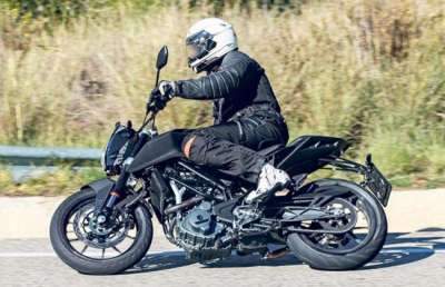 For bike enthusiasts, this news could be a glad tiding. The manufacturer has started testing the upcoming KTM 390 Duke. The spy images of what appear to be the 2017 version of KTM 390 Duke, has been doing rounds on the internet these days. The bike looks more aggressive than the existing version with a restyled fuel tank and extended scoops.
Under the hood, there is not much change but we hope that the company might make some technical updates in order to improve the performance. 
The new KTM 390 Duke httpswww.bikedekho.combikektmktm-duke-390.html was spotted doing final test runs in Spain. The most noteworthy change that you can see is the redesigned fuel tank. Furthermore, to make the machine even meaner and aggressive, the sharp tank scoops have been integrated that enhances the overall appeal.
The seats have also been redesigned and the underbelly exhaust has been replaced by a canister exhaust.