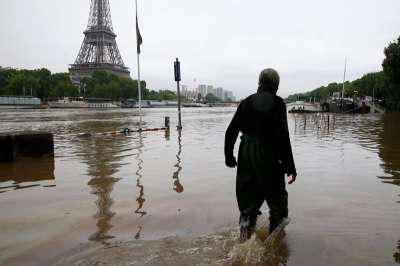 Paris Flood water was flowing through the streets of Paris on Friday as water level in Seine River reached 19 ft above normal, officials said. Across the city, museums, parks and cemeteries were being closed as the city braced for possible evacuations.

In Paris, emergency barriers have been put up along the Seine, which burst its banks in places.

Rail operator SNCF has closed a line that runs alongside the Seine in central Paris. 

About 25,000 people are without power in Paris and central France.

In Nemours, 3,000 people have been evacuated from the town centre. The town&#039;s Loing river, a tributary of the Seine, now has levels not seen since the devastating floods of 1910.

Six weeks&#039; worth of rain has fallen in three days in the Loiret department, submerging roads and forcing drivers to abandon their cars.

President Francois Hollande is set to declare a state of natural disaster in the worst-hit areas.

Let us understand how the flood has affected the people of Paris