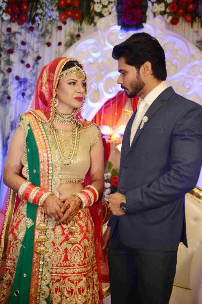 Former Bigg Boss contestant and Bhojpuri film actor Sambhavna Seth is finally married to her long time boyfriend Avinash Dwivedi. The couple, who is in Delhi, got married in the presence of family and close friends.
 Here are some of the shots from her big day!
