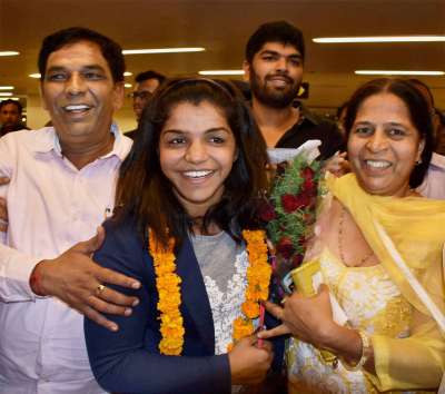 Olympic bronze medal winning wrestler Sakshi Malik arrived here this morning to a grand welcome amid scenes of jubilation and loud cheers from scores of people at the Indira Gandhi International Airport. 