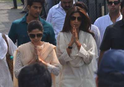 Shilpa Shetty's friends and Bollywood colleagues paid their last respects to the actress' father Surendra Shetty who died on Tuesday after a massive heart attack.The funeral was held in Mumbai on Wednesday