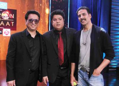 The first season of popular celebrity chat show &lsquo;Yaaron Ki Baraat&rsquo; is coming to an end this month and the audience will get to see superstar Akshay Kumar with Sajid Nadiadwala together in the grand finale episode.
Interestingly, this will be the first time Akki will be appearing on the show, given that he was not on cordial terms with show&rsquo;s host Sajid Khan.
Akshay and Sajid got embroiled in war of words after Khan stated that it was because of his movies &lsquo;Housefull&rsquo; and &lsquo;Housefull 2&rsquo; that the &lsquo;Airlift&rsquo; actor ended his dry patch at the box-office.
This certainly didn&rsquo;t go down with Akki then and the two had a big showdown. Besides Sajid Nadiadwala, who has been closely associated with both Sajid and Akki, supported the latter in the fiasco and cut his ties with Khan
But looks like these celebs have decided to put all the grudges aside as the three of them &ndash; Sajid Khan, Akshay Kumar and Sajid Naidiawala will be seen having a gala time in the finale episode of &lsquo;Yaaron Ki Baraat&rsquo;. 