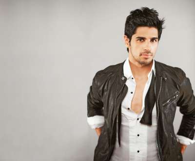 Actor Sidharth Malhotra who made his debut with the ace director Karan Johar&rsquo;s flick &lsquo;Student Of The Year&rsquo; turned a year older today. The director shares a great camaraderie with the actor, and thus hosted a grand party of him. Many A-listers attended the event. Have a look at the starry event.