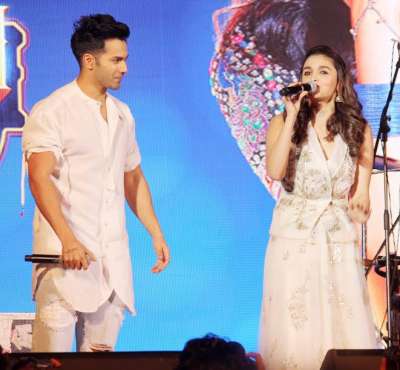 Actors Varun Dhawan and Alia Bhatt are on a promotional spree these days. Both of them recently appeared in Mumbai&rsquo;s famous  Kalaghoda Festival to promote their upcoming film &lsquo;Badrinath Ki Dulhania&rsquo;, which will hit silver screen on March 10.  Along with interacting with the audience they were also seen dancing their heart out.