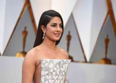 India Actress Priyanka Chopra stunned everyone with her glittering and glamourous look at the 89th Annual Academy Awards, which started at Dolby Theatre in Los Angeles. The Quantico star sported a Ralph and Russo column gown, which she paired with a dropping earring and matching chunky bracelet