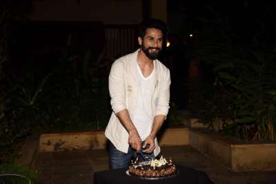 The &lsquo;Haider&rsquo; actor will turn 36 this Saturday. Shahid kept his look casual with a white tee and jacket teamed up with denims. 