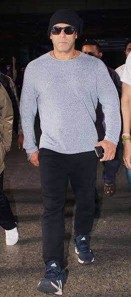 Several B-town stars were spotted at Mumbai airport on Tuesday. Our Dabangg hero Salman Khan looked super stylish yet comfortable in a casual attire.