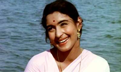 4th June 2017 marks the 81st birthday of the legendary actress Nutan. She was born to Bollywood actress Shobhna Samarth. Her Bollywood career extended for more than 4 decades with more than 70 films in her bag. She was considered to be one of the finest actresses Indian cinema has ever seen. In 1974, she was awarded with the prestigious Padma Shri award by the Government of India. 
On her 81st birthday, let's rekindle some memories of golden era of cinema with these throwback pictures. 