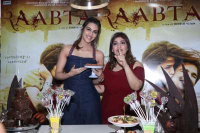 Gorgeous actress Kriti Sanon is on a promotional spree of her forthcoming film Raabta alongside Sushant Singh Rajput. During her film promotional, Kriti recently became part of an interactive chocolate making session with chef Rakhee Vaswani.
