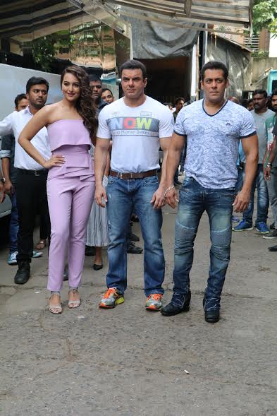 The Khan brothers Salman Khan and Sohail Khan appeared on the sets of celebrity couple dance show Nach Baliye 8 to promote their upcoming film Tubelight
