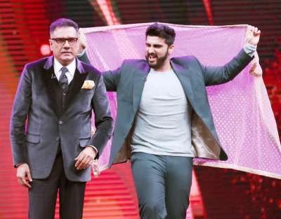 Actor Arjun Kapoor, who is gearing up for the release of his upcoming film Mubarakan, recently appeared on the sets of Sabse Bada Kalakar and shakes a leg with Boman Irani. Both of them gave modern twist to Madhuri Dixit&rsquo;s popular song Dhak Dhak Karne Laga. These pictures will leave you in splits.