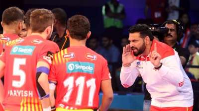 In the Pro Kabaddi League 2017 Match 23, Gujarat Fortunegiants faced off U Mumba in their backyard as the Arena, Ahmedabad, Gujarat. Gujarat thrashed U Mumba by 18 points to top Zone A and hand U Mumba their second loss of the season. In this image, the Gujarat Fortunegiants coach gives the team a pep talk before the match.