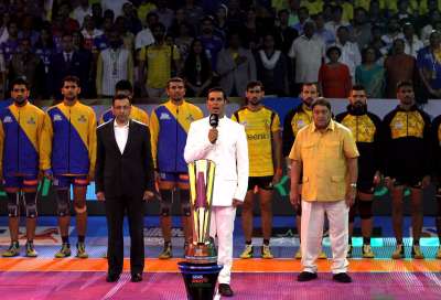 Bolllywood celebrity Akshay Kumar sang the national anthem before the start of the Pro Kabaddi matches on the Independence Day.