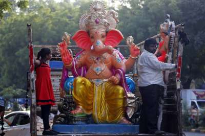 With much zeal and enthusiasm, Ganesh Chaturthi is finally here. The 10-day long celebration of Ganesh Utsav marked its beginning on Friday, 25th August this year. We've already seen how our Bollywood celebrities are bringing the Ganesh idols at home. Now it's time to see how our fellow Indians are gearing up for Ganesh Chaturthi 2017 celebrations. Here you go. 