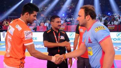 In Season 5 of the Pro Kabaddi League 2017 Match 21, Jaipur Pink Panthers defeated Puneri Paltan in a thriller of a match by 2 points to win 30-28. In this image, the two captains Manjeet Chhillar of Jaipur Pink Panthers and Deepak Hooda of Puneri Paltan greet before the toss of the match