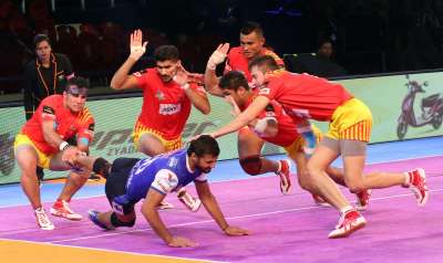 Gujarat Fortunegiants defenders in action against Haryana Steelers on Tuesday