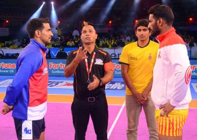 Haryana Steelers and Gujarat FortuneGiants played out a thrilling tie in Pro Kabaddi League 2017. The match swung in both teams' favour and ended all square at 27-27.