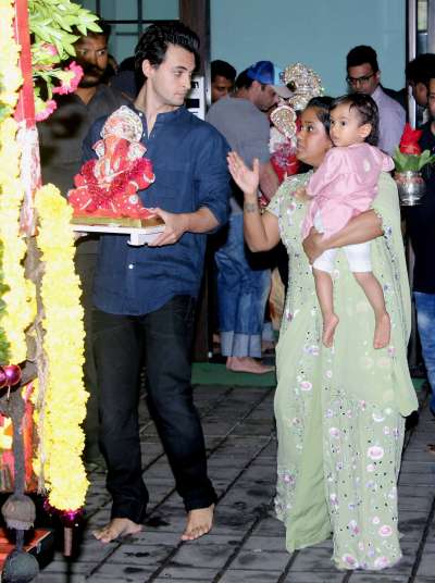 Salman Khan's sister Arpita Khan bid farewell to Lord Ganesha recently with her husband Ayush Sharma and son Ahil. The celebrity couple carried out the 'visarjan' two days after bringing him home. They organised a traditional visarjan ceremony, which was joined by many popular faces of Bollywood including Swara Bhasker, Malaika Arora, Juhi Chawla, etc. Brother Sohail Khan was also spotted during visarjan. Salman Khan's rumoured flame Lulia Vantur also joined the celebrations while the actor himself gave it a miss. 