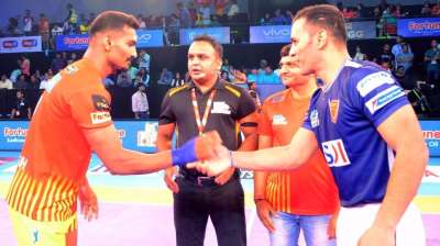 In the Pro Kabaddi League 2017 Season 5 Match 25, it was the hosts Gujarat Fortunegiants that took on the Dabang Delhi K.C. This is their second encounter where the Fortunegiants have handed another loss to the Dabangs as they defeated Delhi by 29-25 to win the match by 4 points. The two captains Sukesh Hedge of Gujarat Fortunegiants and Meraj Sheykh of Dabang Delhi K.C. greet before the toss of the match.
