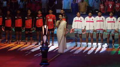 In the Pro Kabaddi League 2017 Inter Zone challenge week of Match 45, it was the Jaipur Pink Panthers that took on rivals U Mumba. Mumbai was the venue with a jam packed arena filled with fans from Maharashtra. The inaugural ceremony at Mumbai started with the singing of the National Anthem. As the match begun it was Jaipur that rapidly picked up points and lead by a huge margin in the first half against a clueless U Mumba.