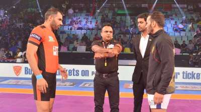 In the Pro Kabaddi League 2017 Match 89 it was New Delhi that hosted the new venue for the PKL and the first fixture was between the Dabang Delhi K.C. and U Mumba. The two teams have met before and it was the Dabangs who won the first encounter at Mumbai against the Anup Kumar led side. But the tables turned when it was the visitors who emerged victorious by a narrow margin of two points in the last seconds of the match. With a defeat at home, the Dabangs will do their best to change the scoreline soon as they reside at the bottom of Zone A. Take a look at some of the highlights of the match between the Dabang Delhi K.C. and U Mumba.