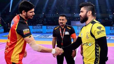 In the Pro Kabaddi League 2017 Season 5 fixture, it was a battle of the raiders as Rohit Kumar's Bengaluru Bulls locked horns with Rahul Chaudhari's Telugu Titans. It turned out to be a thriller of a match as expected cause the last time these two teams met, the match ended in a draw. It may be a coincidence, but the two teams have levelled score again in their second encounter of the match. Have a look at some of the action that took place and witness the best in the game doing what they do best.