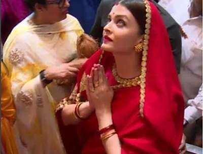 Bollywood: Aishwarya Rai Bachchan's Stunning Wedding Saree Was Made Of  Actual Gold And Expensive Crystals; Pics Inside -