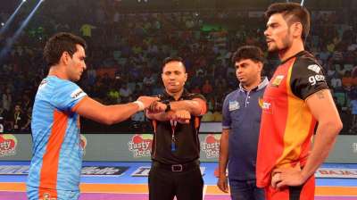 In Match 90 of the Pro Kabaddi League 2017, the Bengal Warriors took on the Bengaluru Bulls for in their third encounter this season. Rohit Sharma's Bulls have not been in great form this season and it was the Bengal Warriors that added another loss to their tally. Surjeet Singh and his Warriors have been superbly good as the lone raider Maninder Singh keeps on bringing the attack points for his team. Take a look at some of the highlights that went down between the Bengaluru Bulls and Bengal Warriors. 