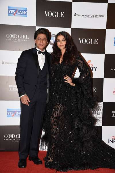The glittering ceremony of Vogue Women Of The Year 2017 was a star studded affair. From Shah Rukh Khan to Aishwarya Rai Bachchan, many celebrities donned stylish attires and graced the award night. But, one of the highlights of the ceremony was reunion of Aishwarya and Shah Rukh.