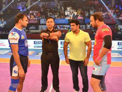 Haryana captain Wazir Singh and Jaipur skipper Manjeet Chillar during the toss before the match 77 of Pro Kabaddi League 2017