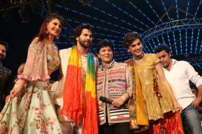 
Taapsee Pannu, Jacqueline Fernandez and Varun Dhawan are enthusiastically promoting their upcoming movie Judwaa 2 and what could be a better occasion than a dandiya night