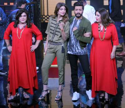 Many Bollywood celebrities have been sharing pictures from the sets of filmmaker Faran Khan&rsquo;s new show Lip Sing Battle. Now, the latest B-town stars to grace the show are actors Shilpa Shetty and Riteish Deshmukh and the pictures indicate that they had barrel of fun with the host.