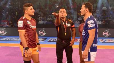 In the Pro Kabaddi League 2017 Inter-Zone Challenge week where the U.P Yoddha take on the Dabang Delhi K.C. The Dabangs of Delhi have lost every match at home and have now been defeated consistently in 7 matches. Meraj Sheykh and his Dabang's woes are yet not over as Nitin Tomar's Yoddhas hammered the hosts in front of the Delhi crowd to win by a huge margin of 29 points. The hosts were outclassed throughout the game. Take a look at some of the highlights of the match between the Dabang Delhi K.C. and U.P Yoddha.