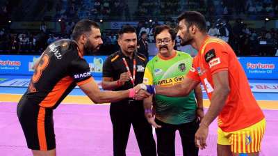 The Gujarat Fortunegiants took on the former Pro Kabaddi champions U Mumba in a hotly contested match where the Fortunegiants prevailed victorious over the Anup Kumar's Mumba by 11 points. Siitng comfortably at the top of Zone A, the Gujarat Fortunegiants have been in great form especially in their raiding and defensive skills to hand another loss to U Mumba. Here are a few images of the Pro Kabaddi in action where the Gujarat Fortunegiants took on U Mumba and defeated the latter 39-28.