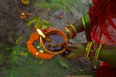 Devotees today worshipped the rising Sun as today is the last day of Chhath Puja 2017. The four-day long festival began on Tuesday. The festival falls on the sixth day of Kartik month according to Hindu Calendar. People worship Sun God on this occasion and thanked them for making earth favourable for living. 